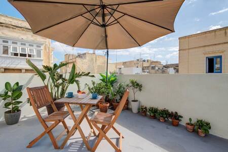Townhouse With Private Terrace – Walk to Valletta